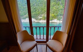 Hill River Hotel
